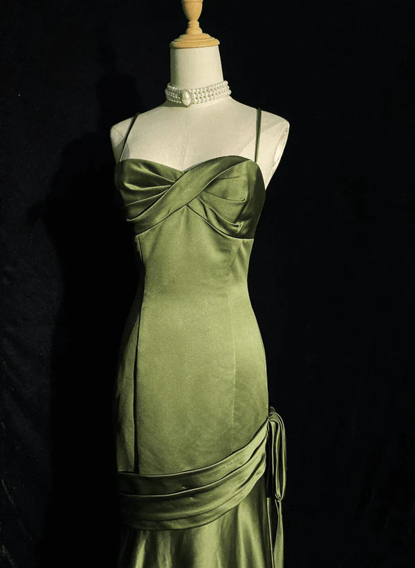 Vestido de noche largo de satén verde con tirantes en forma de corazón